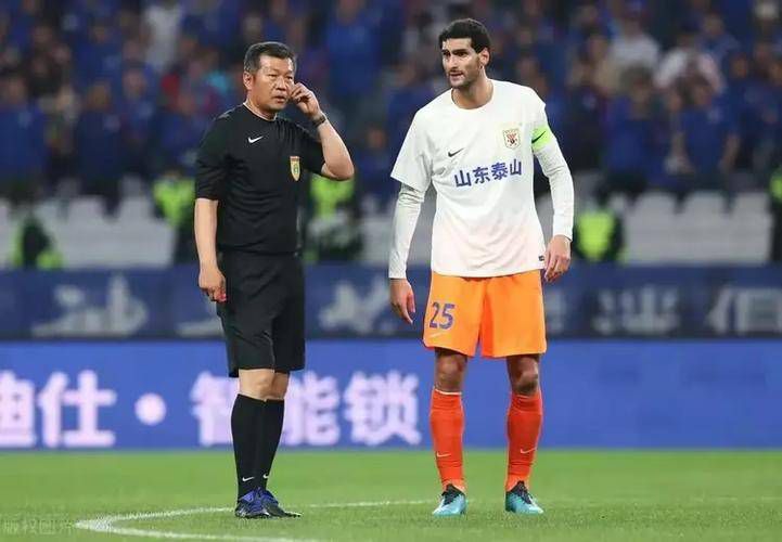 一场荒野盗猎引发的命案，心怀鬼胎的四人善恶难辨，暴雪将至、迷局已开，日渐膨胀的欲望之下，人性究竟会做出何种选择？强烈的悬疑感跟冲击力扑面而来，令无数网友赞誉有加：“非常惊艳，鱼眼特写镜头、振聋发聩的音效、张弛有度的表演以及浑然一体的藏地特色”！暴雪缉凶开启善恶迷局 尔虞我诈之间洞察人心电影《一个和四个》以荒原雪林为背景，讲述了暴风雪来临之际，三名不速之客闯进了护林员的木屋，并由此牵涉出一件真相不明的盗猎案件