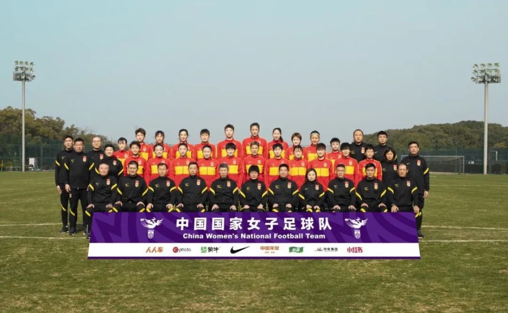 群星演绎小人物间的同行守护 寒冬下的真挚情感触动人心在暖色调光影的映照下，“同行”海报记录下六组角色情感交流的瞬间，他们或相互依偎，或并肩而坐，搭配契合度十足的戳心文案，共同呈现出疫情时代，小人物们彼此守护、相互取暖，同行于寒冬之下的温暖景象